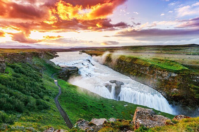 Private Golden Circle & Blue Lagoon tour - Thingvellir National Park: where parliament met tectonic plates