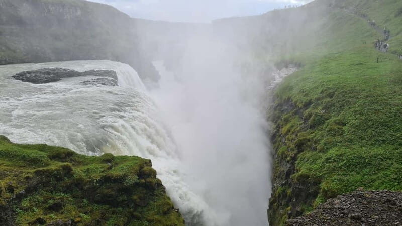 Reykjavík: Golden Circle, 2 Geysers & Geothermal Bakery Tour - Kerið Crater: the walking views that make geology feel simple