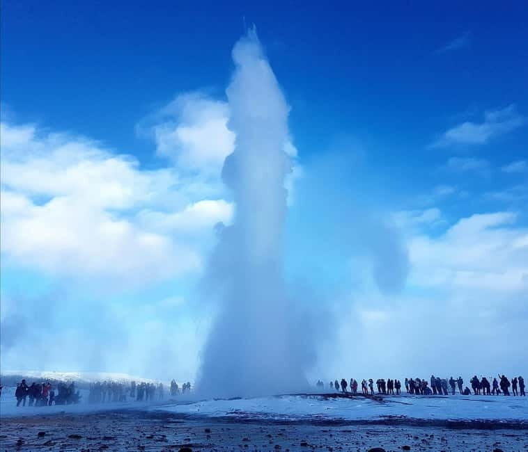 Reykjavík: Golden Circle, 2 Geysers & Geothermal Bakery Tour - Þingvellir National Park: plates you can stand near, and a parliament from 930